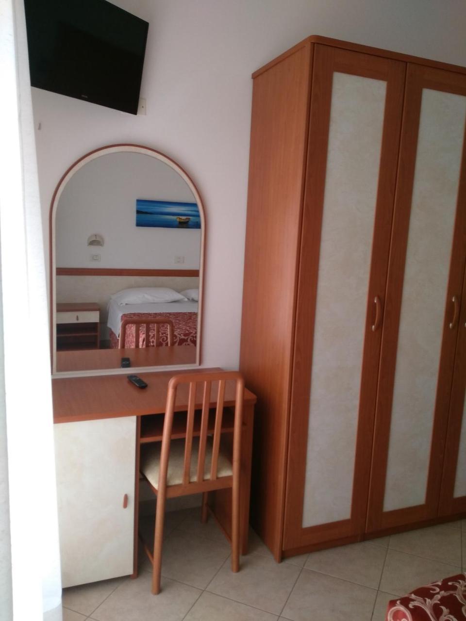 Hotel Ivana Misano Adriatico Kültér fotó