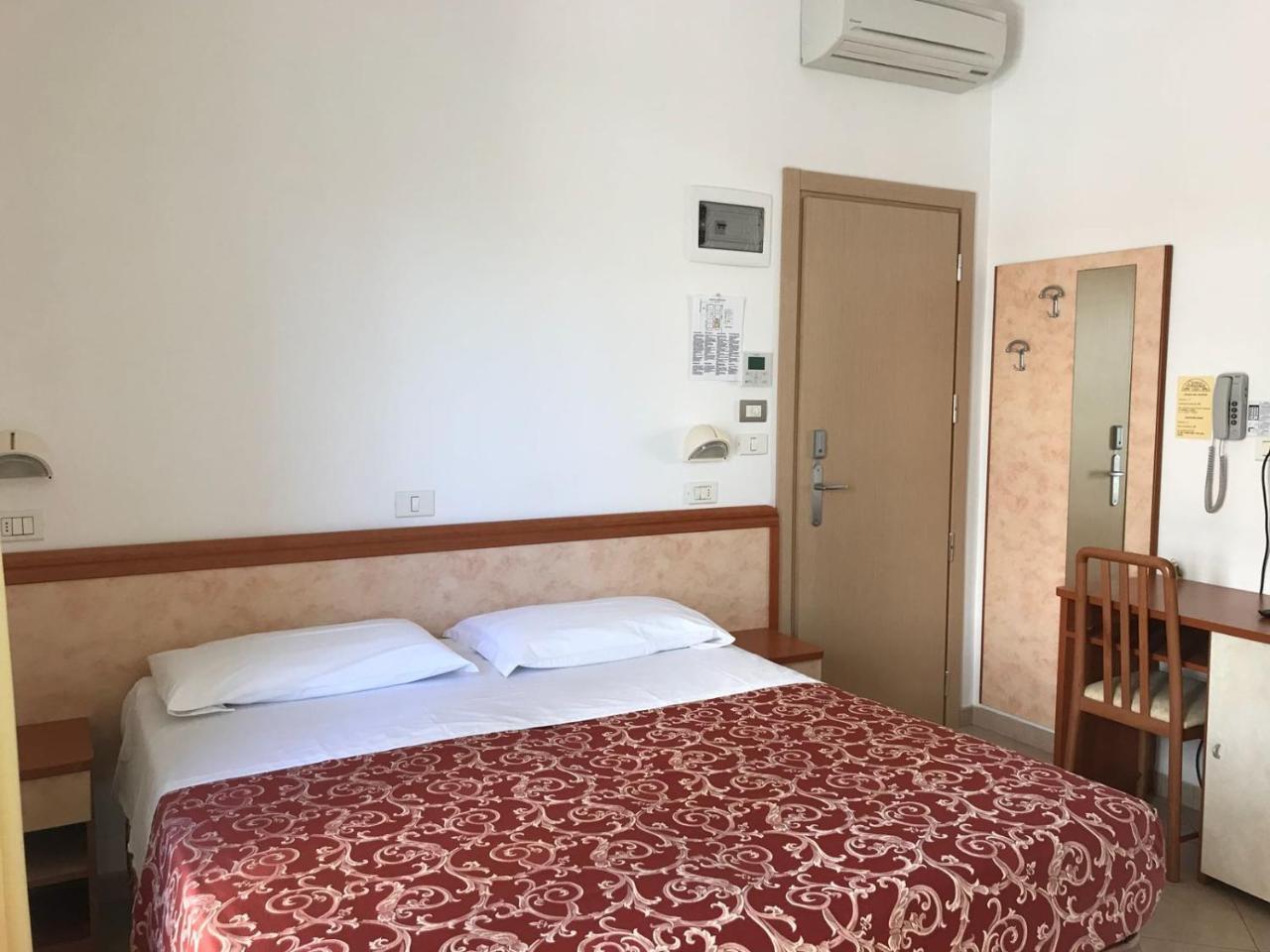 Hotel Ivana Misano Adriatico Kültér fotó