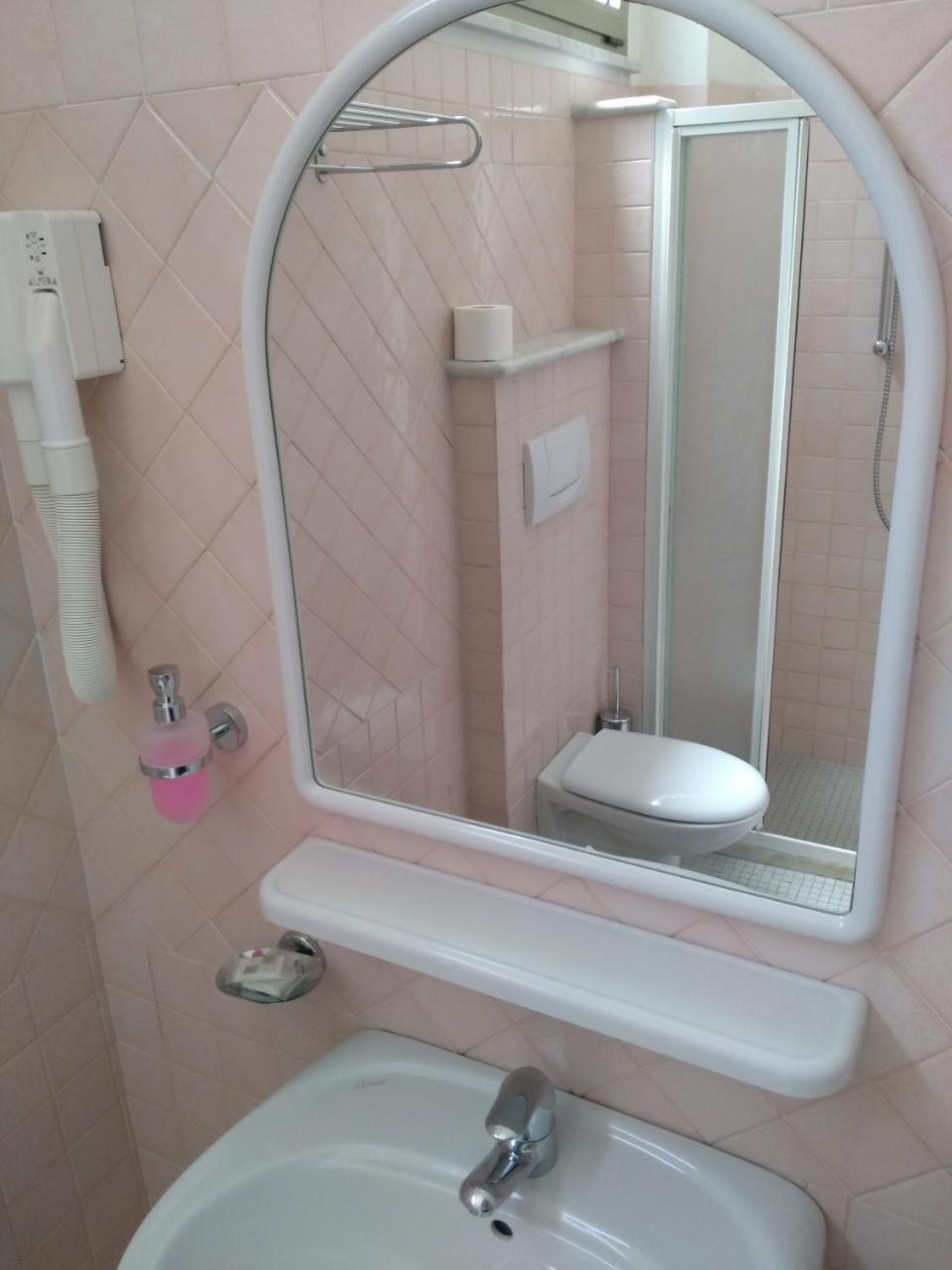 Hotel Ivana Misano Adriatico Kültér fotó