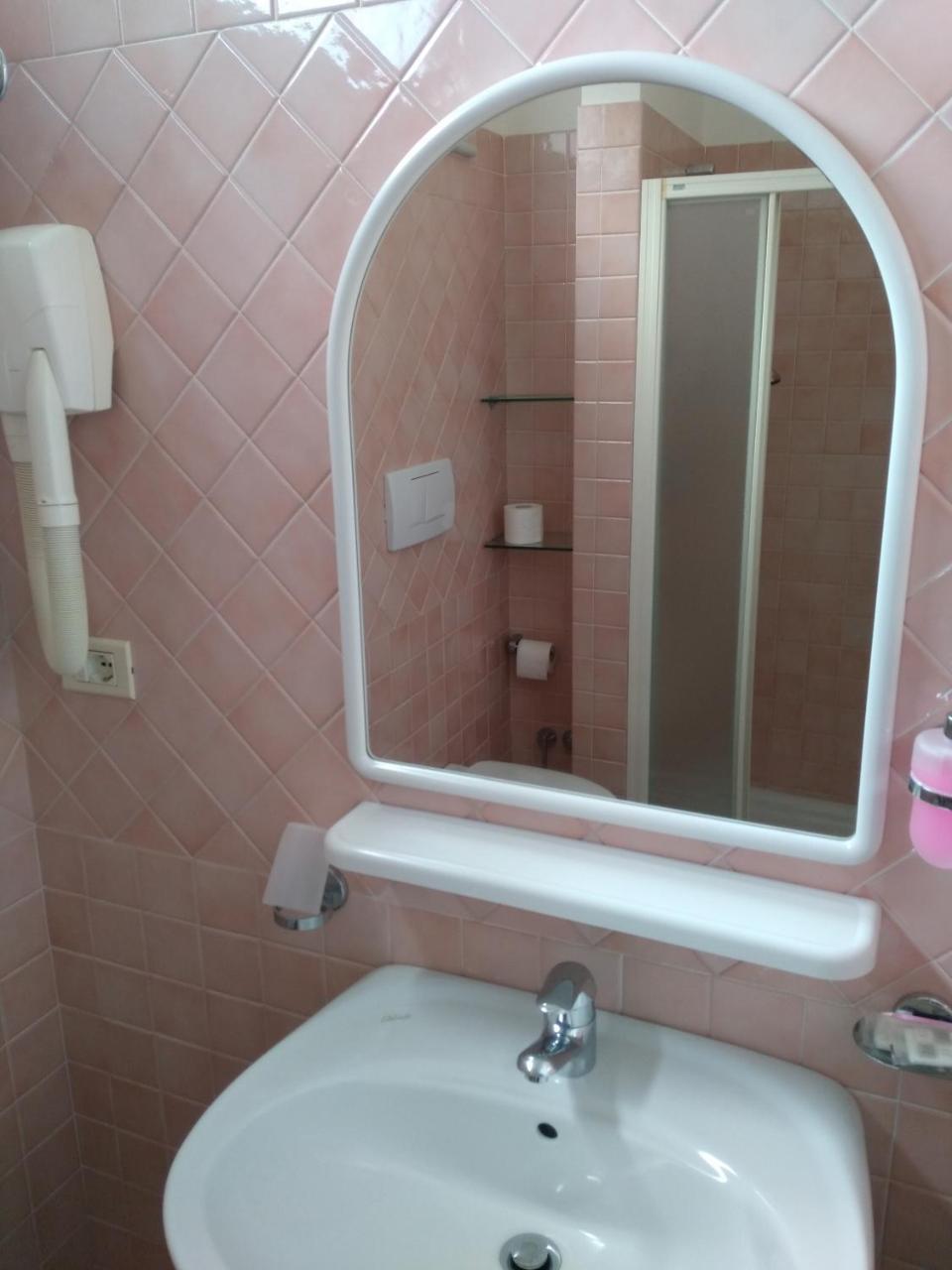 Hotel Ivana Misano Adriatico Kültér fotó